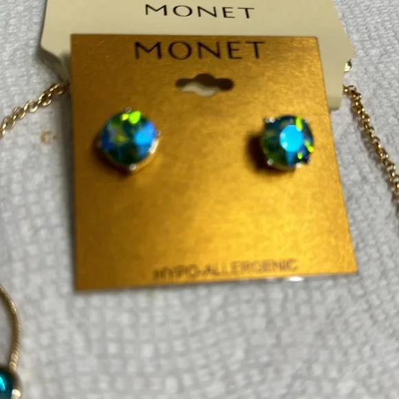 🎉 HP! Gorgeous Monet Necklace and Earrings Set 🎉 - Picture 3 of 3